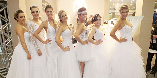1 - Anelisa Bernardes, Amanda Reis, Grazzielle Feiestrecker, Poliane e Daniela Oliveira, Isabela Cunha e Camila Castro desfilam com vestidos para todos os gostos. Todos os modelos são de Lourdes e Dita Noivas